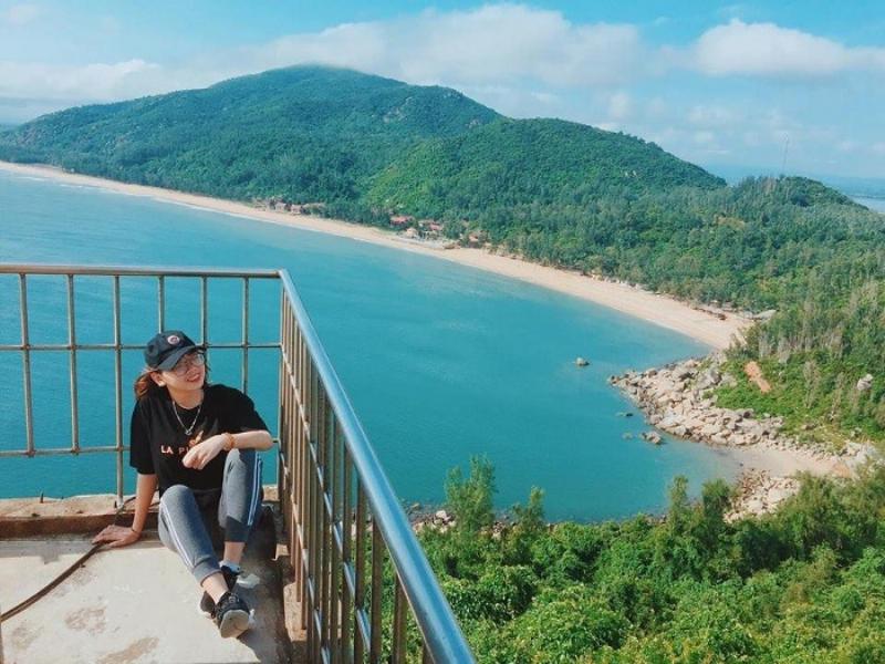 Hình ảnh bãi biển Thiên Cầm ở Hà Tĩnh, thể hiện vẻ đẹp của bãi cát trắng, nước biển trong xanh và cảnh quan ven biển đặc trưng của vùng miền nào này